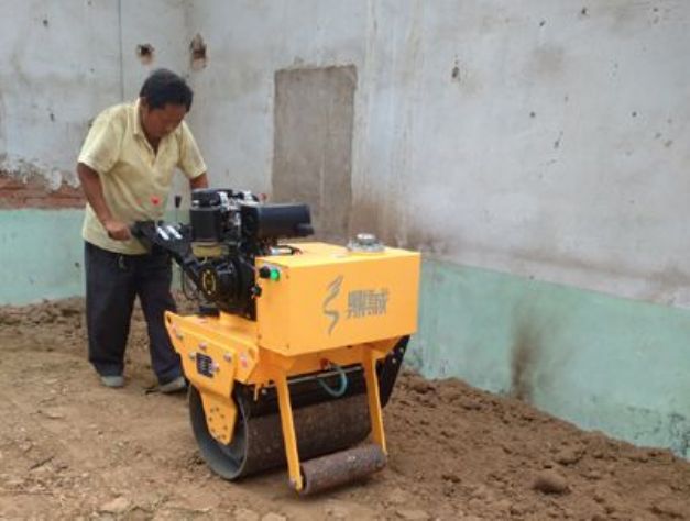 點(diǎn)擊查看詳細(xì)信息<br>標(biāo)題：手扶式單輪壓路機(jī)工作照 閱讀次數(shù)：12221