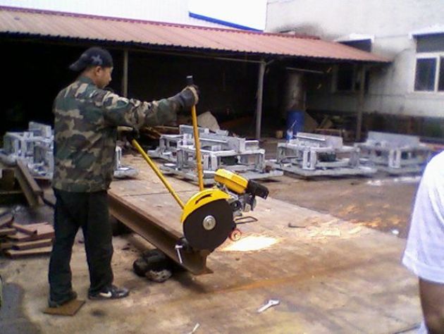 點(diǎn)擊查看詳細(xì)信息<br>標(biāo)題：內(nèi)燃鋸軌機(jī)工作照 閱讀次數(shù)：11597